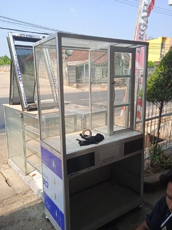 Etalase aluminium kaca untuk toko di Subang Purwakarta